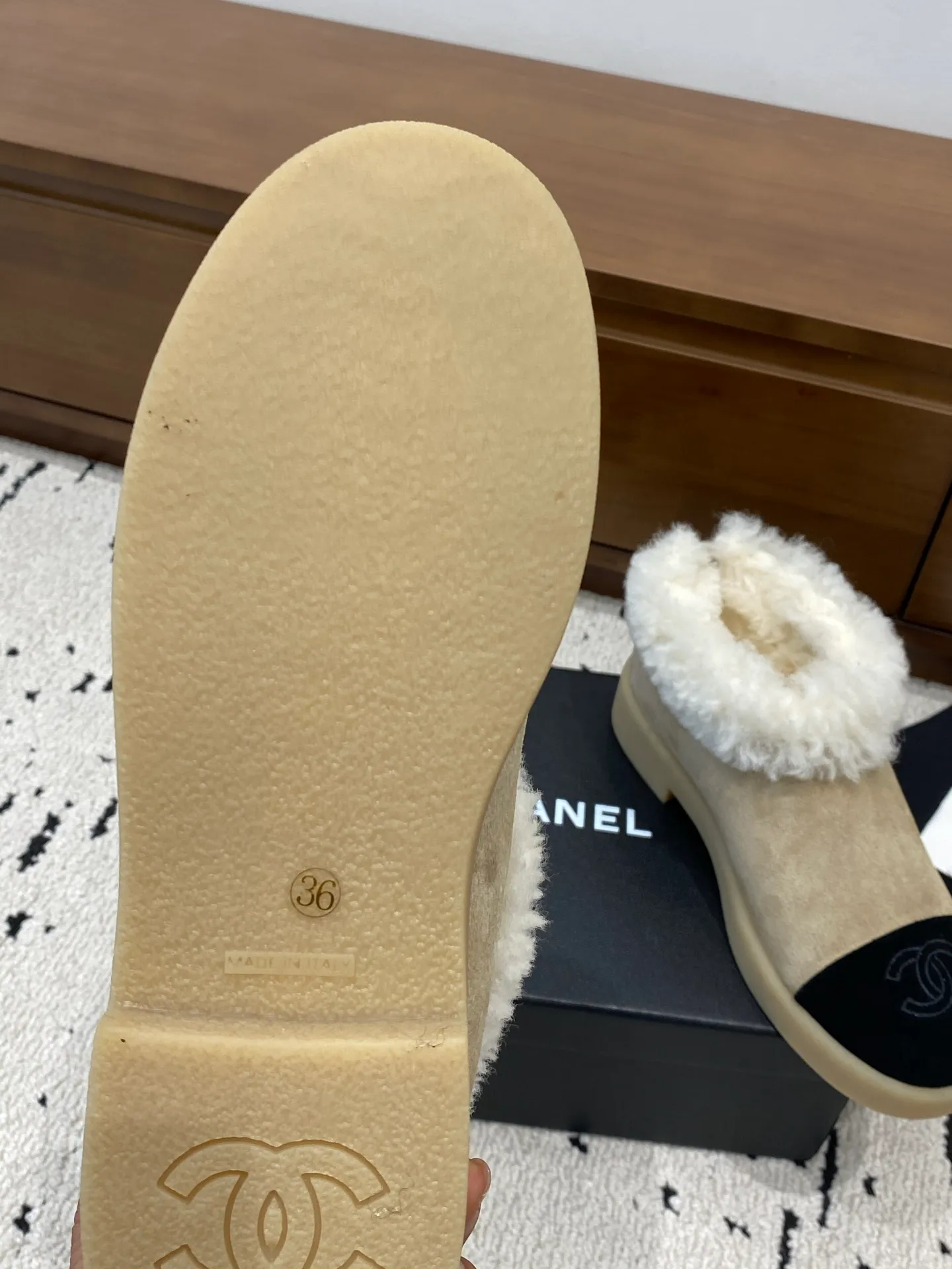 👟👟Ex-factory price 640👟👟 🍀Chanel 2025 autumn and winter style wool shoes Chanel new autumn and winter genuine wool slippers and boots Xiaoxiang 2025 autumn and winter one of the most beautiful snow boots Classic, beautiful and warm snow boots ❤️super warm! It's enough to have it this winter, it's really beautiful and fairy~ Materials and craftsmanship: The upper is made of custom sheepskin/wool/sheepskin, and the inner pads are all made of wool. It feels very soft and comfortable! The sole is the original TPU outsole Size: 35-39 (40.41 customized, non-refundable)